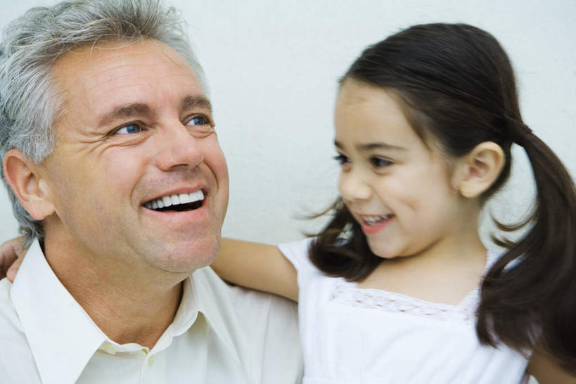 西方人,儿童,老年人,两个人,家庭,祖父,抱,笑,微笑,露齿笑,横图,室内,特写,白天,白色背景,正面,纯洁,欧洲,欧洲人,服装,墙,休闲装,墙壁,墙面,小孩,衣服,休闲,温暖,温馨,一家人,休闲服,可爱,童年,童趣,摄影,服饰,影棚,爷爷,抱着,祖孙,和睦,搂着,童真,烂漫,无邪,外孙女,外公,外祖父,天真,老年男性,男人,男性,女孩,白种人,孩子,孙女,搂,抬头,仰头,半身,彩图,影棚拍摄,拍摄,融洽,女生