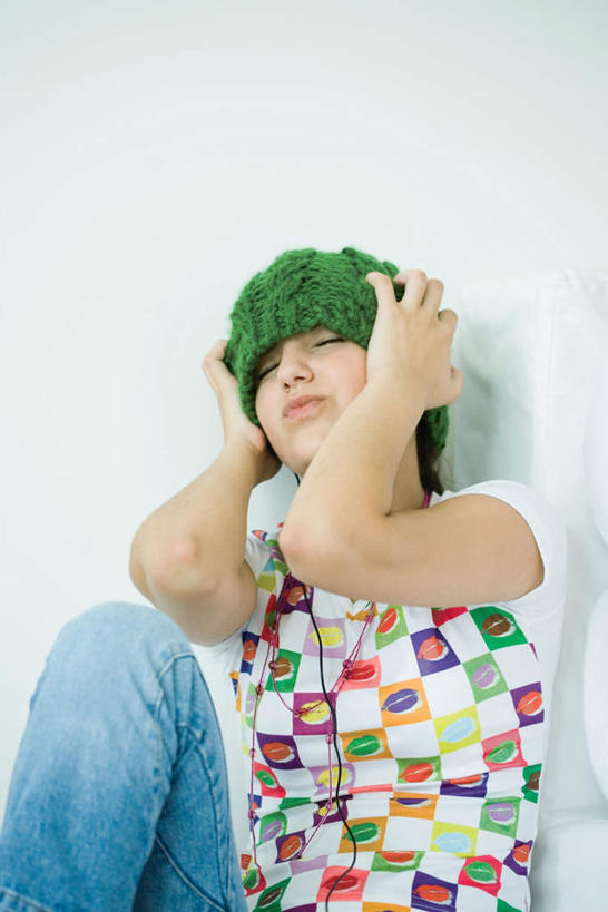 西方人,儿童,一个人,坐,闭眼,竖图,室内,白天,白色背景,正面,纯洁,帽子,欧洲,欧洲人,仅一个女性,仅一个人,服装,墙,拿,拿着,休闲装,墙壁,墙面,小孩,衣服,绿色,仅一个小孩,休闲,休闲服,可爱,童年,童趣,摄影,服饰,影棚,童真,烂漫,无邪,一顶,天真,女孩,女人,女性,白种人,孩子,闭眼睛,闭着眼,闭着眼睛,坐着,半身,彩图,影棚拍摄,拍摄,女生