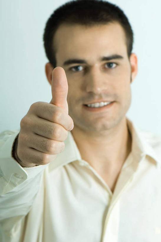 西方人,脸,头,脸颊,手,一个人,笑,微笑,露齿笑,竖图,室内,特写,白天,白色背景,正面,智慧,欧洲,欧洲人,仅一个男性,仅一个人,突出,服装,墙,注视,休闲装,称赞,表扬,肩膀,墙壁,墙面,仅一个年轻男性,衣服,观察,看,手势,休闲,手部,休闲服,竖,摄影,服饰,影棚,观看,翘,单手,高,察看,夸奖,优秀,关注,好,妙,顺利,出色,超群,杰出,卓越,奇妙,聪明,男人,男性,年轻男性,白种人,大拇指,头部,脸部,脸蛋,面部,半身,彩图,影棚拍摄,拍摄