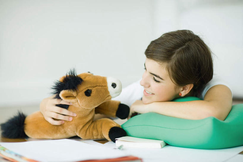 西方人,一个人,笑,微笑,露齿笑,横图,室内,白天,正面,游戏,地板,靠垫,书籍,玩具,欧洲,欧洲人,仅一个年轻女性,仅一个女性,仅一个人,许多,服装,朦胧,模糊,玩偶,墙,靠枕,地面,拿,玩,拿着,注视,休闲装,娱乐,木地板,墙壁,墙面,一个,衣服,垫子,枕头,观察,看,趴着,休闲,休闲服,益智,服饰,毛绒玩具,单个,观看,翻阅,安慰,察看,发泄,关注,消遣,宣泄,年轻女性,女人,女性,白种人,书,图书,趴,玩耍,嬉戏,彩图,全身