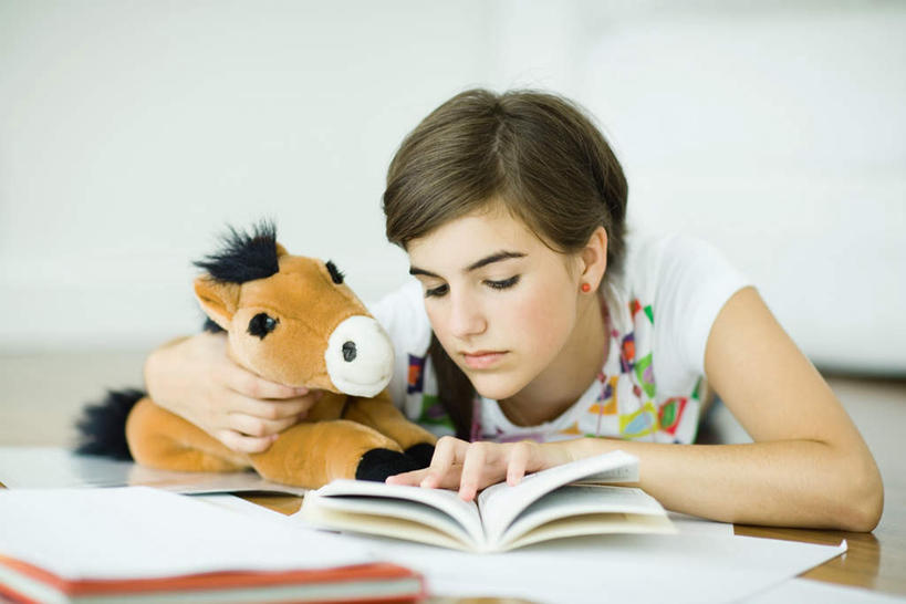 西方人,儿童,一个人,横图,室内,白天,正面,游戏,纯洁,地板,书籍,玩具,欧洲,欧洲人,仅一个女性,仅一个人,许多,服装,朦胧,模糊,玩偶,墙,地面,拿,玩,拿着,注视,休闲装,娱乐,木地板,墙壁,墙面,一个,小孩,衣服,观察,看,趴着,仅一个小孩,休闲,休闲服,可爱,童年,童趣,益智,服饰,毛绒玩具,单个,观看,翻阅,安慰,察看,发泄,关注,消遣,童真,烂漫,无邪,宣泄,天真,女孩,女人,女性,白种人,孩子,书,图书,趴,玩耍,嬉戏,半身,彩图,女生