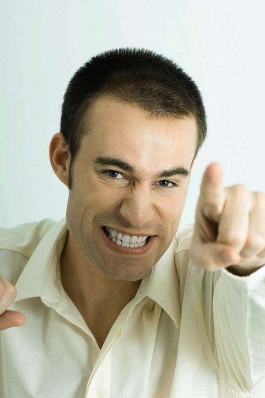 西方人,脸,头,脸颊,手,一个人,笑,微笑,露齿笑,竖图,室内,特写,白天,白色背景,正面,欧洲,欧洲人,双手,仅一个男性,仅一个人,指,服装,墙,注视,休闲装,方向,肩膀,墙壁,墙面,仅一个年轻男性,衣服,观察,看,手势,休闲,手部,休闲服,摄影,服饰,影棚,观看,察看,指向,关注,男人,男性,年轻男性,白种人,头部,脸部,脸蛋,面部,半身,彩图,影棚拍摄,拍摄