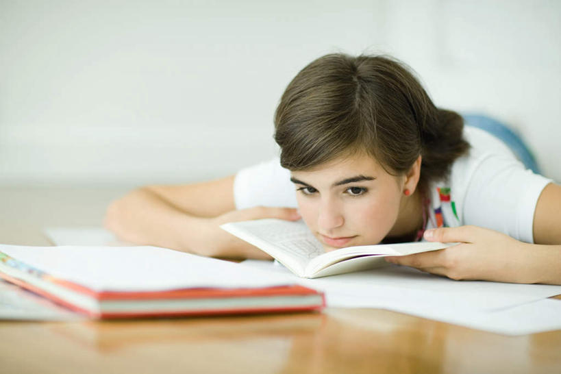 西方人,儿童,一个人,横图,室内,白天,正面,纯洁,地板,书籍,欧洲,欧洲人,仅一个女性,仅一个人,许多,服装,墙,地面,拿,拿着,注视,休闲装,木地板,墙壁,墙面,小孩,衣服,观察,看,趴着,仅一个小孩,休闲,休闲服,可爱,童年,童趣,服饰,观看,察看,关注,童真,烂漫,无邪,天真,女孩,女人,女性,白种人,孩子,书,图书,趴,半身,彩图,女生