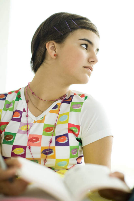 西方人,儿童,一个人,站,竖图,室内,特写,白天,白色背景,正面,纯洁,书籍,欧洲,欧洲人,仅一个女性,仅一个人,许多,服装,朦胧,模糊,拿,拿着,注视,休闲装,小孩,衣服,观察,看,站着,转头,仅一个小孩,休闲,休闲服,可爱,童年,童趣,摄影,服饰,影棚,观看,察看,关注,童真,烂漫,无邪,天真,女孩,女人,女性,白种人,孩子,书,图书,站立,半身,彩图,影棚拍摄,拍摄,女生