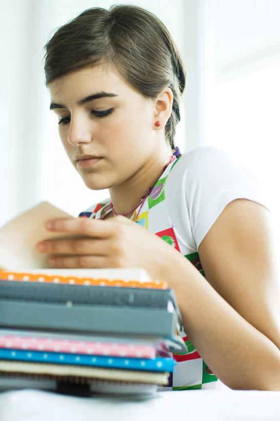 西方人,儿童,一个人,站,竖图,室内,特写,白天,白色背景,正面,纯洁,书籍,欧洲,欧洲人,仅一个女性,仅一个人,许多,服装,拿,拿着,注视,休闲装,小孩,衣服,观察,看,站着,仅一个小孩,休闲,休闲服,可爱,童年,童趣,摄影,服饰,影棚,观看,察看,关注,童真,烂漫,无邪,天真,女孩,女人,女性,白种人,孩子,书,图书,站立,半身,彩图,影棚拍摄,拍摄,女生