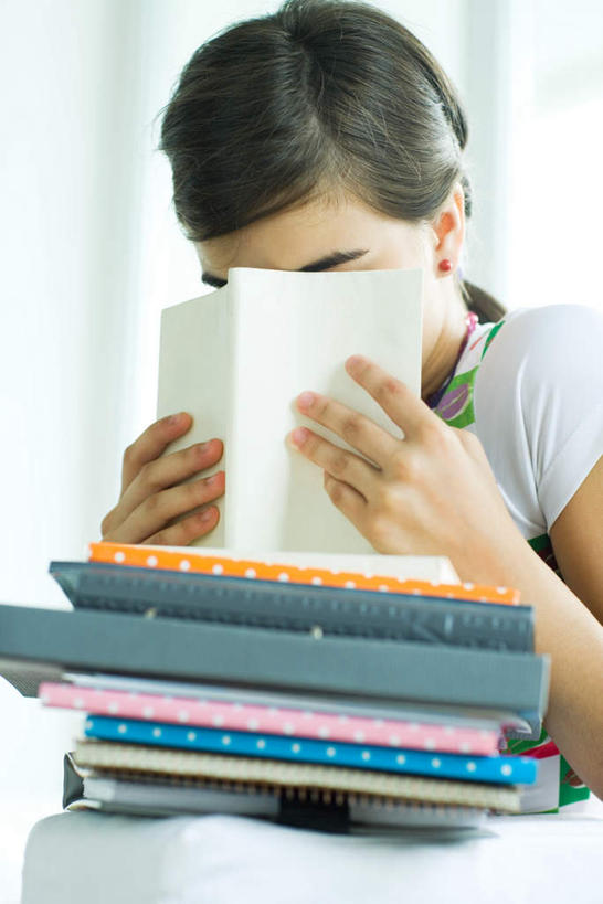 西方人,儿童,一个人,站,竖图,室内,特写,白天,白色背景,正面,纯洁,书籍,欧洲,欧洲人,仅一个女性,仅一个人,许多,服装,拿,拿着,休闲装,小孩,衣服,站着,仅一个小孩,休闲,休闲服,可爱,童年,童趣,遮,摄影,服饰,影棚,遮挡,童真,烂漫,无邪,遮盖,遮蔽,天真,女孩,女人,女性,白种人,孩子,书,图书,站立,半身,彩图,影棚拍摄,拍摄,女生