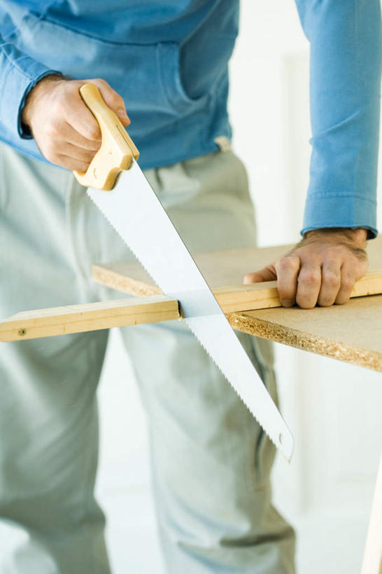 西方人,一个人,站,拉,竖图,俯视,室内,白天,欧洲,欧洲人,仅一个男性,仅一个人,一把,服装,工具,木板,墙,拿,拿着,注视,休闲装,墙壁,墙面,仅一个年轻男性,衣服,按,观察,看,站着,休闲,休闲服,服饰,观看,锯子,察看,切割,关注,锯,男人,男性,年轻男性,白种人,站立,半身,彩图,高角度拍摄,割