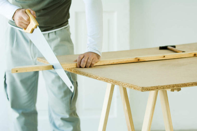 西方人,一个人,站,横图,俯视,室内,白天,欧洲,欧洲人,仅一个男性,仅一个人,一把,服装,瓷砖,地砖,工具,木板,锥子,墙,地面,拿,拿着,注视,休闲装,墙壁,墙面,仅一个年轻男性,衣服,按,观察,看,站着,休闲,休闲服,服饰,观看,锯子,察看,切割,关注,锯,男人,男性,年轻男性,白种人,站立,半身,彩图,高角度拍摄,割