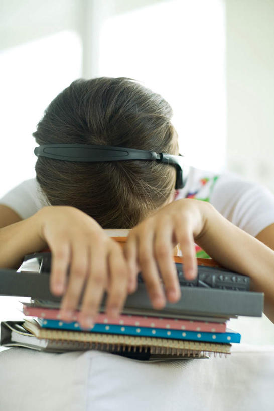 西方人,儿童,一个人,竖图,室内,白天,正面,看书,阅读,快乐,满意,幸福,纯洁,窗户,书籍,欧洲,欧洲人,仅一个女性,仅一个人,许多,学习,服装,朦胧,模糊,音响,音乐,拿,听,拿着,休闲装,娱乐,玻璃窗,小孩,衣服,耳机,书本,低头,仅一个小孩,享受,休闲,休闲服,放松,可爱,童年,童趣,读书,浏览,服饰,舒适,享乐,童真,烂漫,无邪,天真,女孩,女人,女性,白种人,孩子,书,图书,半身,彩图,女生