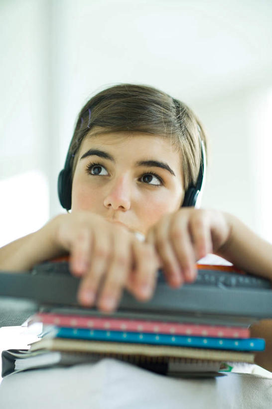 西方人,儿童,一个人,竖图,室内,白天,正面,看书,阅读,快乐,满意,幸福,纯洁,窗户,书籍,欧洲,欧洲人,仅一个女性,仅一个人,许多,学习,服装,朦胧,模糊,音响,音乐,拿,听,拿着,休闲装,娱乐,玻璃窗,小孩,衣服,耳机,书本,仅一个小孩,享受,休闲,休闲服,放松,可爱,童年,童趣,读书,放,浏览,服饰,舒适,享乐,童真,烂漫,无邪,天真,女孩,女人,女性,白种人,孩子,书,图书,半身,彩图,女生