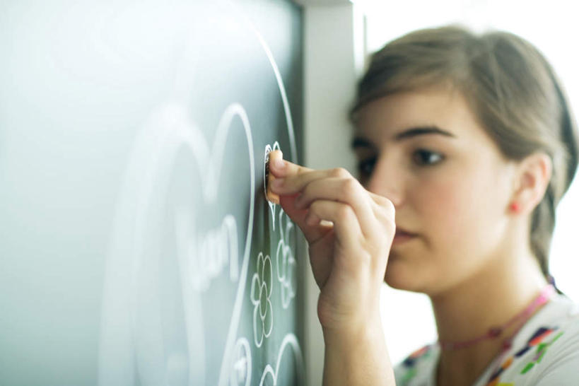 西方人,儿童,一个人,学校,站,横图,室内,白天,侧面,爱情,纯洁,欧洲,欧洲人,仅一个女性,仅一个人,写,服装,爱心,反射,笔,工具,墙,浪漫,休闲装,校园,墙壁,墙面,画,小孩,衣服,粉笔,学习用品,黑板,靠,站着,仅一个小孩,休闲,教室,温暖,温馨,心形,休闲服,恩爱,可爱,童年,童趣,教学,服饰,文具用品,和睦,童真,烂漫,无邪,耐磨,白垩,教学黑板,天真,女孩,女人,女性,白种人,孩子,心型,半身,彩图,融洽,女生