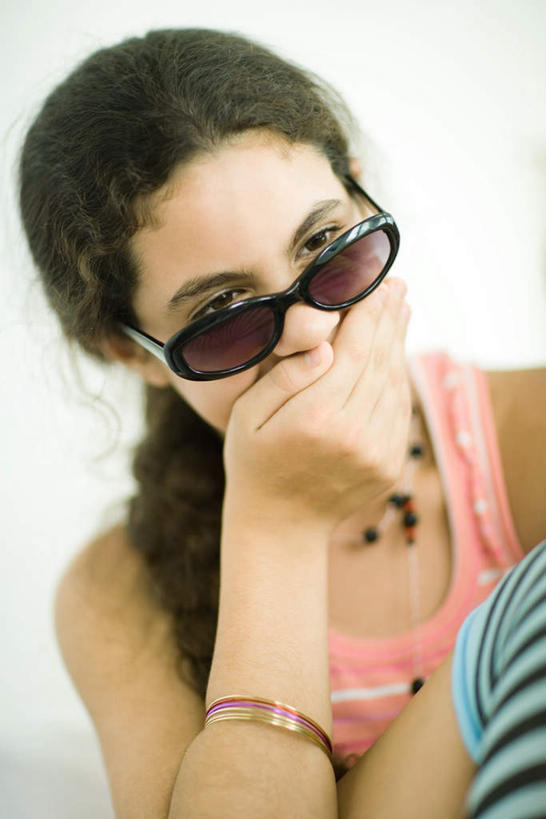 西方人,儿童,一个人,竖图,室内,白天,白色背景,正面,纯洁,欧洲,欧洲人,仅一个女性,仅一个人,服装,朦胧,模糊,墨镜,眼镜,墙,休闲装,墙壁,墙面,小孩,衣服,太阳镜,太阳眼镜,低头,仅一个小孩,休闲,休闲服,遮阳镜,可爱,童年,童趣,捂,摄影,服饰,影棚,童真,烂漫,无邪,天真,女孩,女人,女性,白种人,孩子,半身,彩图,影棚拍摄,拍摄,女生