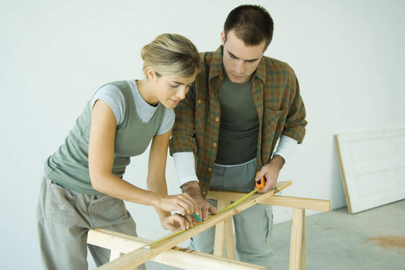 西方人,两个人,夫妻,站,横图,俯视,室内,白天,爱情,欧洲,欧洲人,不锈钢,服装,测量,笔,不锈钢制品,瓷砖,地砖,钉子,木条,刻度,墙,地面,浪漫,注视,休闲装,墙壁,墙面,画,衣服,尺,直尺,按,低头,观察,看,站着,休闲,休闲服,恩爱,恋人,服饰,观看,钢尺,测量工具,五金,尺子,察看,衡量,绘图,紧固,关注,比例,测绘,量具,量仪,标度,牢固,男人,男性,年轻男性,年轻女性,女人,女性,白种人,情侣,站立,半身,彩图,高角度拍摄,伴侣,稳固