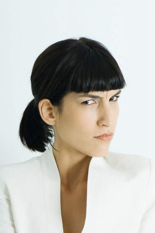 西方人,脸,头,脸颊,头发,一个人,笑,微笑,竖图,室内,特写,白天,白色背景,正面,欧洲,欧洲人,仅一个年轻女性,仅一个女性,仅一个人,服装,注视,休闲装,肩膀,衣服,黑色,观察,看,休闲,休闲服,摄影,服饰,影棚,观看,察看,关注,年轻女性,女人,女性,白种人,头部,脸部,脸蛋,面部,半身,彩图,影棚拍摄,拍摄