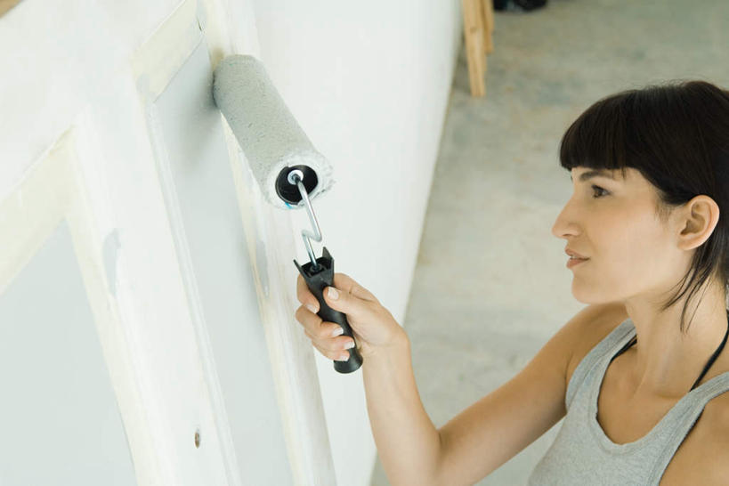 西方人,一个人,站,蹲,笑,微笑,露齿笑,横图,俯视,室内,白天,门,装修,欧洲,欧洲人,仅一个年轻女性,仅一个女性,仅一个人,一把,服装,瓷砖,地砖,墙,地面,刷,注视,休闲装,装潢,墙壁,墙面,衣服,粉刷,刷子,门框,观察,看,站着,休闲,休闲服,服饰,观看,油漆,涂料,察看,关注,年轻女性,女人,女性,白种人,蹲着,站立,半身,彩图,高角度拍摄