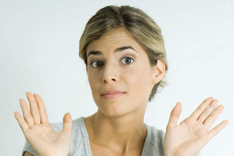 西方人,脸,头,脸颊,手,头发,一个人,笑,微笑,横图,室内,特写,白天,白色背景,正面,欧洲,欧洲人,双手,仅一个年轻女性,仅一个女性,仅一个人,服装,墙,注视,休闲装,肩膀,墙壁,墙面,衣服,黄色,观察,看,休闲,手部,休闲服,摄影,服饰,影棚,观看,察看,关注,瞪眼,年轻女性,女人,女性,白种人,头部,脸部,脸蛋,面部,半身,彩图,影棚拍摄,拍摄,五指张开