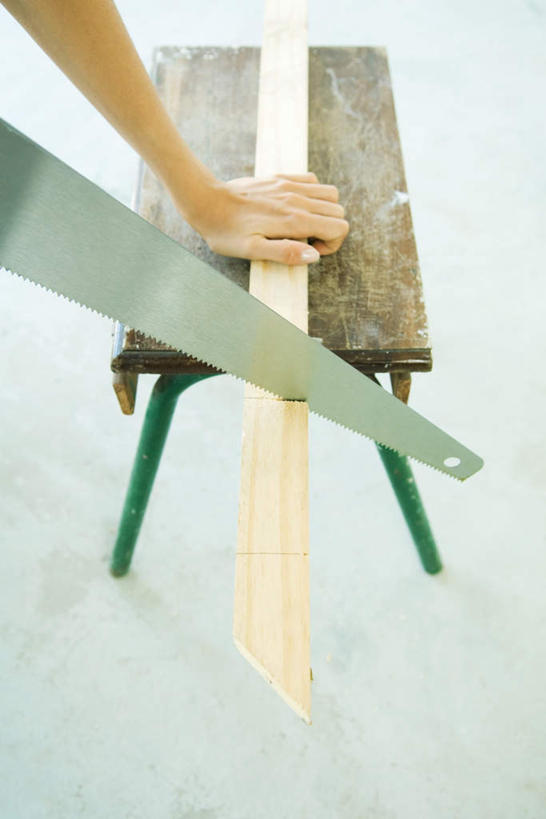 西方人,一个人,站,竖图,俯视,室内,白天,桌子,欧洲,欧洲人,仅一个男性,仅一个人,服装,瓷砖,地砖,工具,木条,地面,休闲装,仅一个年轻男性,衣服,按,站着,休闲,休闲服,服饰,锯子,切割,锯,男人,男性,年轻男性,白种人,站立,半身,彩图,高角度拍摄,割