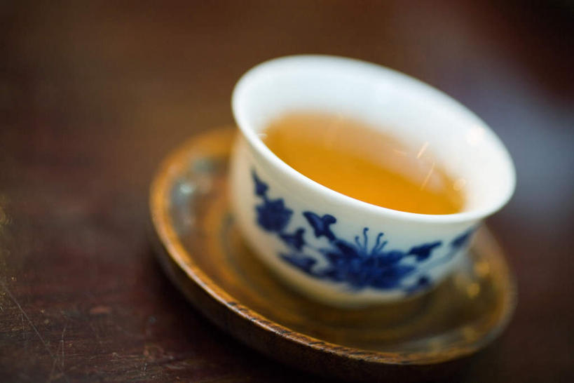 无人,横图,俯视,室内,特写,白天,幸福,餐桌,茶,桌子,杯子,餐具,朦胧,模糊,碟子,盘,液体,茶叶,文化,娱乐,一个,盘子,水杯,碟,享受,休闲,温馨,放松,乐趣,单个,餐台,提神,舒适,醒脑,茶杯,彩图,高角度拍摄