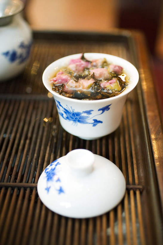 无人,竖图,俯视,室内,白天,幸福,水,茶,杯子,盛开,液体,水滴,茶叶,饮品,花蕾,文化,娱乐,花,花瓣,花朵,鲜花,一个,茶具,水杯,花茶,花苞,花蕊,享受,休闲,温馨,菊花,放松,乐趣,保健,养生,单个,花草茶,舒适,菊花茶,香花茶,香片,熏花茶,茶杯,彩图,高角度拍摄