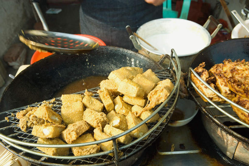 面食,豆腐,无人,横图,俯视,室外,特写,白天,烹饪,中餐,筷子,餐具,煎,锅子,滤器,勺子,陶瓷,灶台,面粉,油炸,料理,食品,陶瓷制品,拿,拿着,文化,传统,菜肴,美食,臭豆腐,食物,容器,碗,中式,佳肴,储藏,礼节,储存,礼仪,过滤网,漏勺,进餐用具,彩图,高角度拍摄,贮存