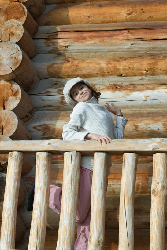 西方人,儿童,一个人,栏杆,站,笑,微笑,竖图,室外,白天,仰视,纯洁,帽子,欧洲,欧洲人,仅一个女性,仅一个人,阴影,服装,光线,影子,墙,围栏,注视,休闲装,护栏,墙壁,墙面,小孩,衣服,阳光,扶,观察,看,站着,招手,仅一个小孩,休闲,休闲服,可爱,童年,童趣,抬脚,服饰,观看,察看,关注,童真,烂漫,无邪,天真,女孩,女人,女性,白种人,孩子,站立,彩图,低角度拍摄,全身,女生