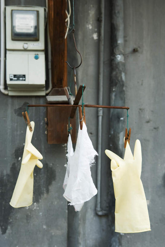 无人,竖图,室外,特写,白天,正面,安全,衣架,悬挂,纺织物,钩子,墙,防护,墙壁,墙面,电表,手套,毛巾,清洁,晒,保暖,保护,保险,透气,防水,保全,周全,安稳,安定,防护手套,储水,耐磨,吸水,平安,挂衣架,晾衣架,彩图