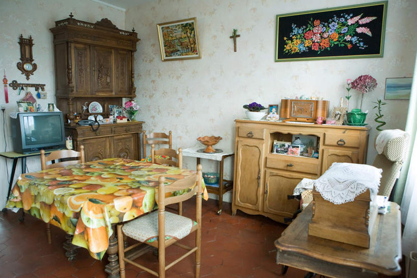 无人,打电话,横图,照片,室内,白天,正面,摆设,餐桌,地板,柜子,家具,桌子,电话,水果,椅子,相框,阴影,新鲜,反射,影子,木椅,墙,生食,食品,果实,地面,图像,通讯设备,木地板,壁画,墙壁,墙面,食物,话筒,假花,衣橱,电话线,摄影,有机食品,绿色食品,餐布,餐台,家居装潢,更衣橱,一部,交流,电话机,电视机,相片,沟通,通话,彩图,拍摄,照相