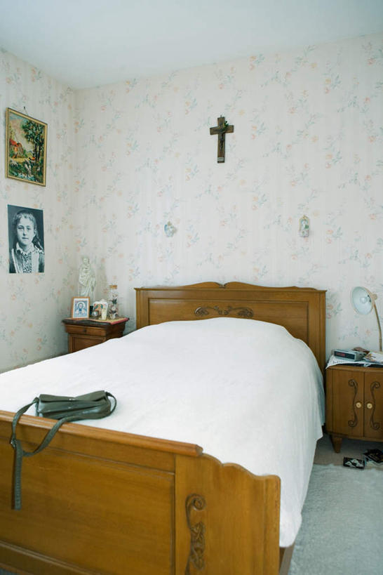 无人,打电话,竖图,照片,室内,白天,正面,摆设,床,柜子,家具,电话,瓷砖,地砖,墙,床单,地面,通讯设备,被子,墙壁,墙面,话筒,衣橱,电话线,摄影,单人床,被单,家居装潢,更衣橱,一部,交流,电话机,相片,沟通,通话,彩图,拍摄,照相