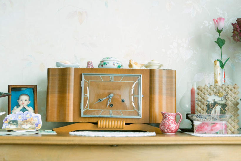 无人,横图,照片,室内,特写,白天,正面,摆设,柜子,家具,杯子,闹钟,阴影,装饰,盛开,时间,时钟,影子,花蕾,装饰品,花,花瓣,花朵,鲜花,假花,水杯,花苞,花蕊,表,摄影,华丽,修饰,点缀,家居装潢,衬托,美观,雅致,雅观,茶杯,相片,钟,彩图,拍摄,照相,仿真花,人造花