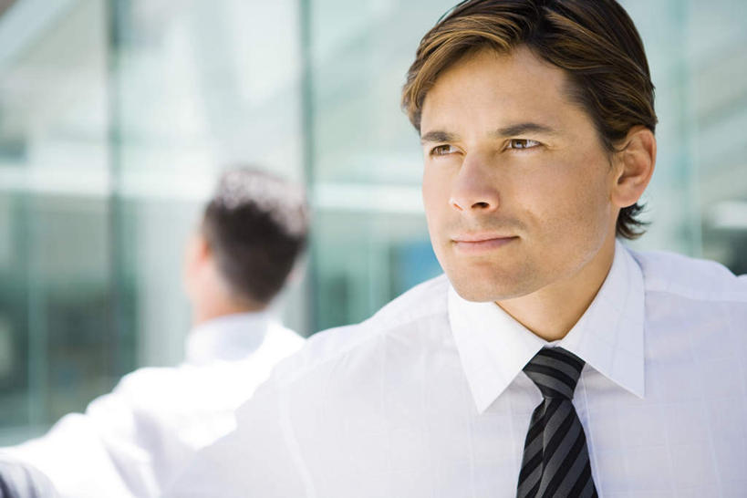 西方人,两个人,商务人士,商务男性,坐,笑,微笑,露齿笑,横图,室内,白天,正面,衬衫,窗户,落地窗,欧洲,欧洲人,套装,注视,玻璃窗,看,背靠背,背对背,商务装,工薪阶层,男人,男性,年轻男性,白种人,白领,上班族,坐着,半身,彩图,衬衣