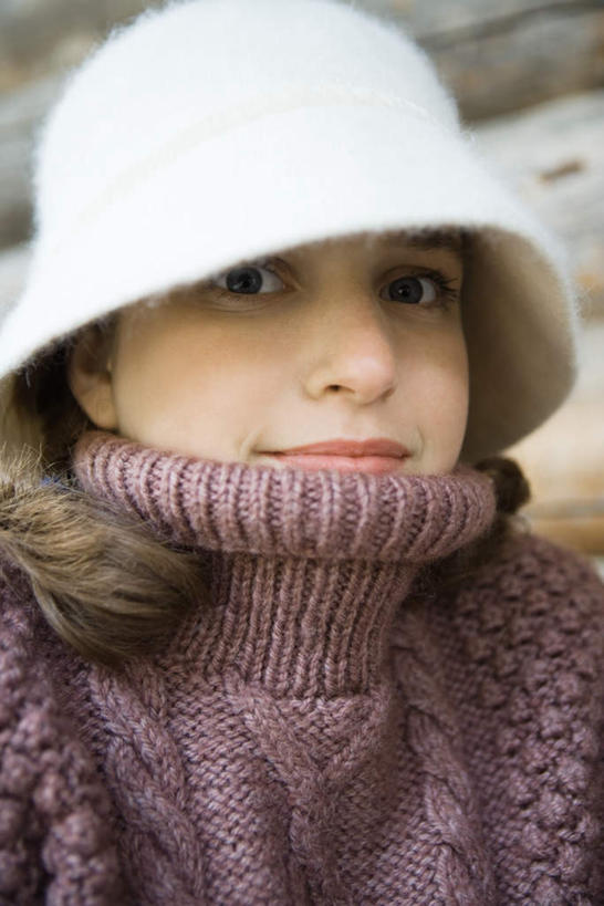 西方人,一个人,笑,微笑,竖图,室外,白天,正面,毛衣,帽子,欧洲,欧洲人,仅一个年轻女性,仅一个女性,仅一个人,墙,注视,墙壁,墙面,看,年轻女性,女人,女性,白种人,半身,彩图,绒衣,套衫,套头毛衣,线衣