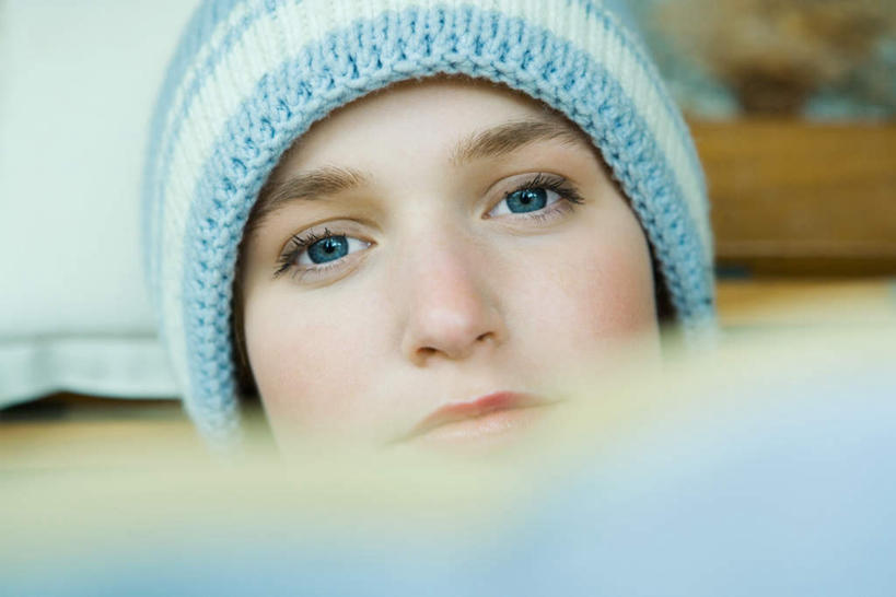 西方人,一个人,横图,室内,特写,白天,正面,帽子,欧洲,欧洲人,仅一个年轻女性,仅一个女性,仅一个人,朦胧,模糊,墙,注视,墙壁,墙面,看,年轻女性,女人,女性,白种人,半身,彩图