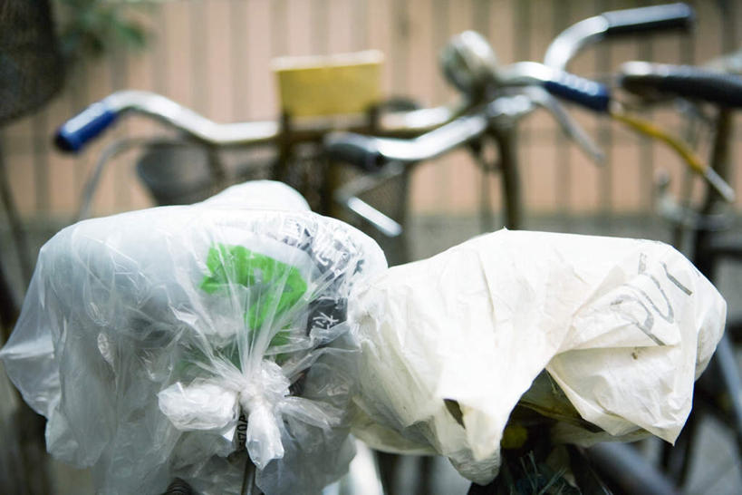 无人,横图,室外,特写,白天,正面,自行车,许多,朦胧,模糊,墙,塑料袋,座椅,墙壁,墙面,车,脚踏车,交通工具,彩图