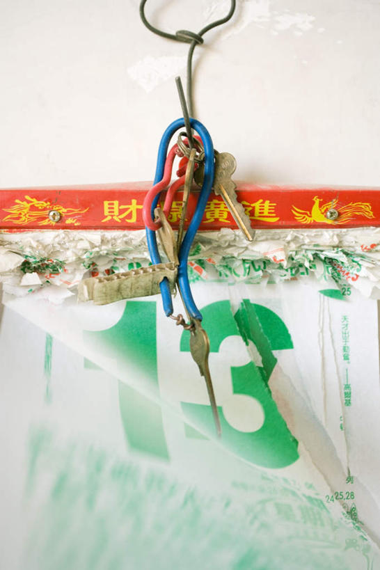 无人,竖图,室内,白天,正面,蚊子,悬挂,钩子,数字,文字,墙,钥匙,墙壁,墙面,汉字,撕,日期,日历,彩图