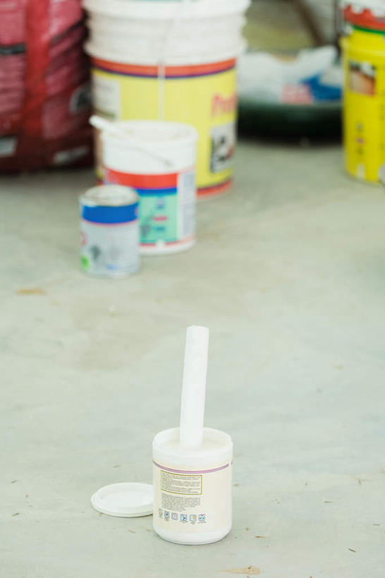 无人,竖图,俯视,室内,特写,白天,装修,许多,朦胧,模糊,瓷砖,地砖,桶,地面,容器,储藏,油漆,胶水,储存,彩图,高角度拍摄,贮存