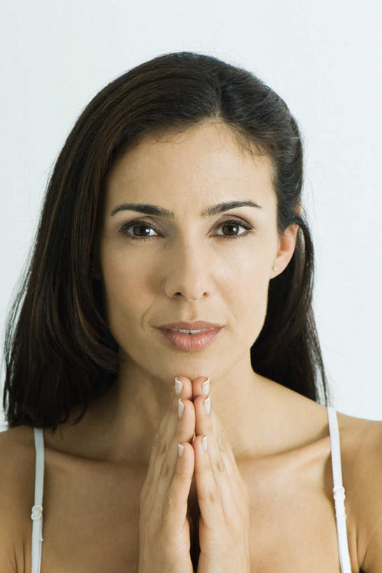 西方人,头发,一个人,站,笑,微笑,露齿笑,竖图,室内,特写,白天,白色背景,正面,欧洲,欧洲人,仅一个年轻女性,仅一个女性,仅一个人,祝福,注视,虔诚,白色,黑色,看,祈祷,双手合十,站着,摄影,影棚,感谢,肩带,合十礼,合掌礼,合十,莲华合掌,感恩,年轻女性,女人,女性,白种人,站立,半身,彩图,影棚拍摄,拍摄