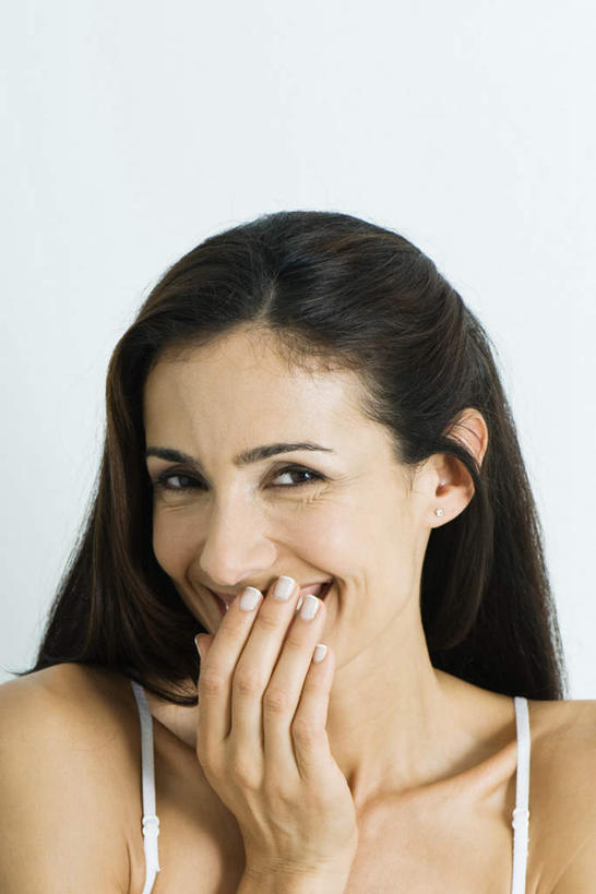 西方人,头发,一个人,站,笑,微笑,竖图,室内,特写,白天,白色背景,正面,欧洲,欧洲人,仅一个年轻女性,仅一个女性,仅一个人,注视,白色,黑色,看,站着,遮,摄影,影棚,遮挡,肩带,遮盖,遮蔽,年轻女性,女人,女性,白种人,站立,半身,彩图,影棚拍摄,拍摄,捂着