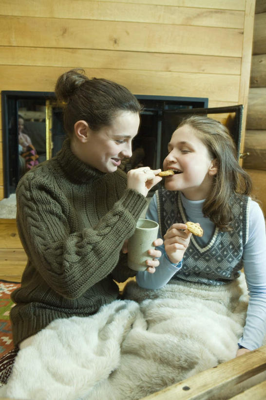 点心,西方人,两个人,伙伴,朋友,坐,闭眼,笑,微笑,露齿笑,竖图,室内,白天,正面,毛衣,友谊,杯子,欧洲,欧洲人,握,毛毯,炉火,墙,食品,甜点,甜品,拿,拿着,墙壁,墙面,食物,糕点,水杯,饼干,甜食,张嘴,握着,张大嘴巴,友情,年轻女性,女人,女性,白种人,茶杯,张开嘴,闭眼睛,闭着眼,闭着眼睛,坐着,半身,彩图,绒衣,套衫,套头毛衣,线衣