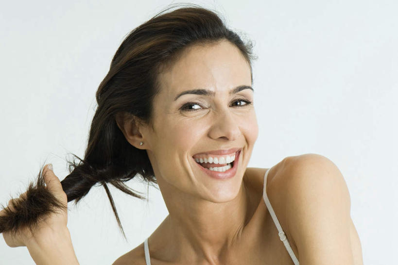 西方人,头发,一个人,站,拉,笑,微笑,露齿笑,横图,室内,特写,白天,白色背景,正面,欧洲,欧洲人,仅一个年轻女性,仅一个女性,仅一个人,握,注视,白色,黑色,看,站着,抬手,握着,摄影,影棚,扯,肩带,年轻女性,女人,女性,白种人,站立,半身,彩图,影棚拍摄,拍摄