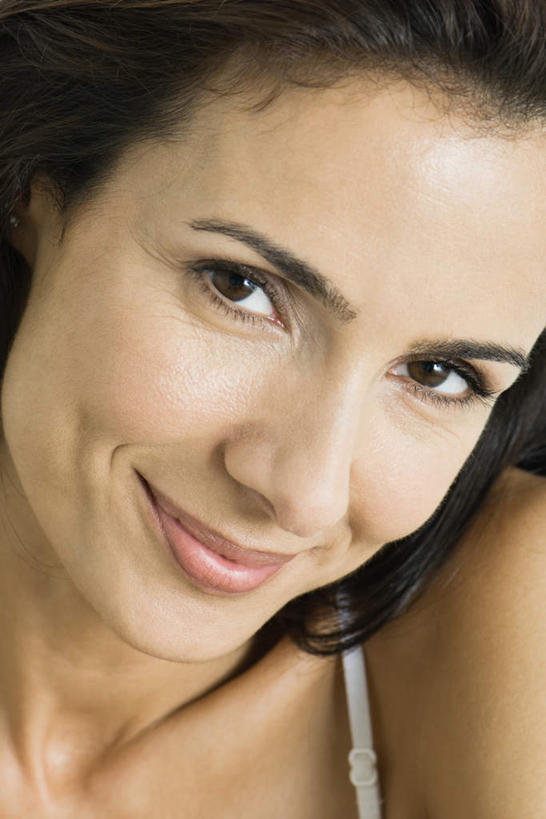 西方人,脸,头,脸颊,头发,一个人,站,笑,微笑,竖图,室内,特写,白天,白色背景,正面,欧洲,欧洲人,仅一个年轻女性,仅一个女性,仅一个人,注视,白色,黑色,看,站着,摄影,影棚,肩带,年轻女性,女人,女性,白种人,头部,脸部,脸蛋,面部,站立,半身,彩图,影棚拍摄,拍摄