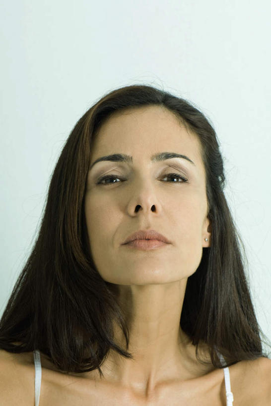 西方人,头发,一个人,站,竖图,室内,特写,白天,白色背景,正面,欧洲,欧洲人,仅一个年轻女性,仅一个女性,仅一个人,注视,白色,黑色,看,站着,摄影,影棚,肩带,年轻女性,女人,女性,白种人,站立,半身,彩图,影棚拍摄,拍摄