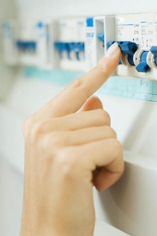 西方人,手,一个人,站,笑,微笑,竖图,室内,特写,白天,正面,欧洲,欧洲人,仅一个年轻女性,仅一个女性,仅一个人,阴影,反射,影子,墙,注视,墙壁,墙面,看,站着,手部,电源开关,操作,关注,年轻女性,女人,女性,白种人,抬头,仰头,站立,半身,彩图