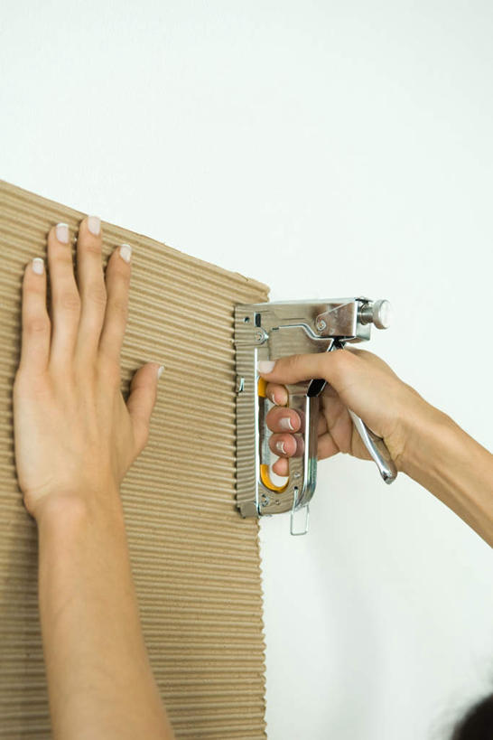 西方人,手,一个人,站,竖图,室内,特写,白天,正面,装修,欧洲,欧洲人,仅一个年轻女性,仅一个女性,仅一个人,握,墙,订书机,拿,拿着,装潢,墙壁,墙面,按,站着,手部,握着,纸板,操作,年轻女性,女人,女性,白种人,站立,半身,彩图