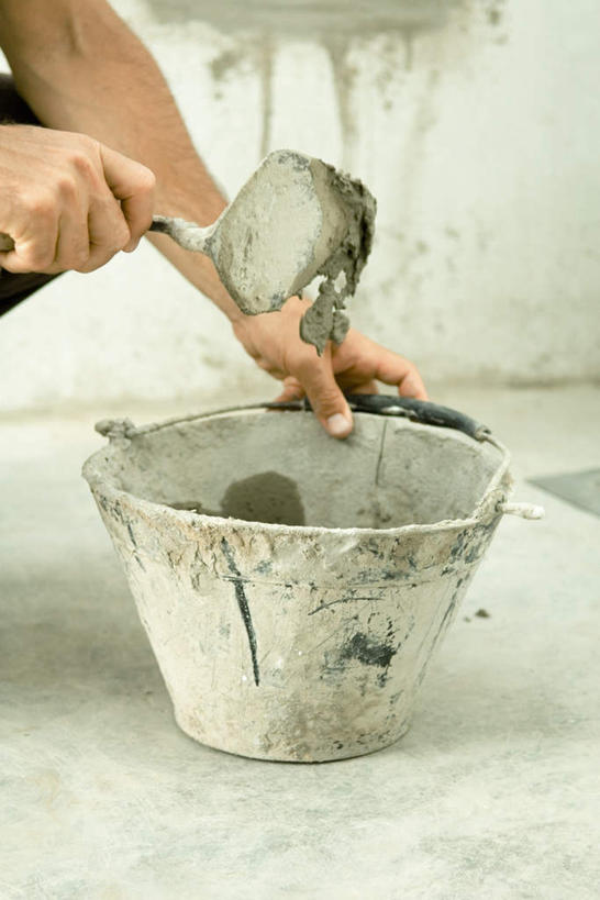 西方人,手,一个人,建筑工人,竖图,室内,特写,白天,正面,欧洲,欧洲人,仅一个男性,仅一个人,铲子,墙,地面,拿,拿着,水泥,墙壁,墙面,仅一个年轻男性,容器,手部,塑料桶,操作,泥铲,男人,男性,年轻男性,白种人,半身,彩图