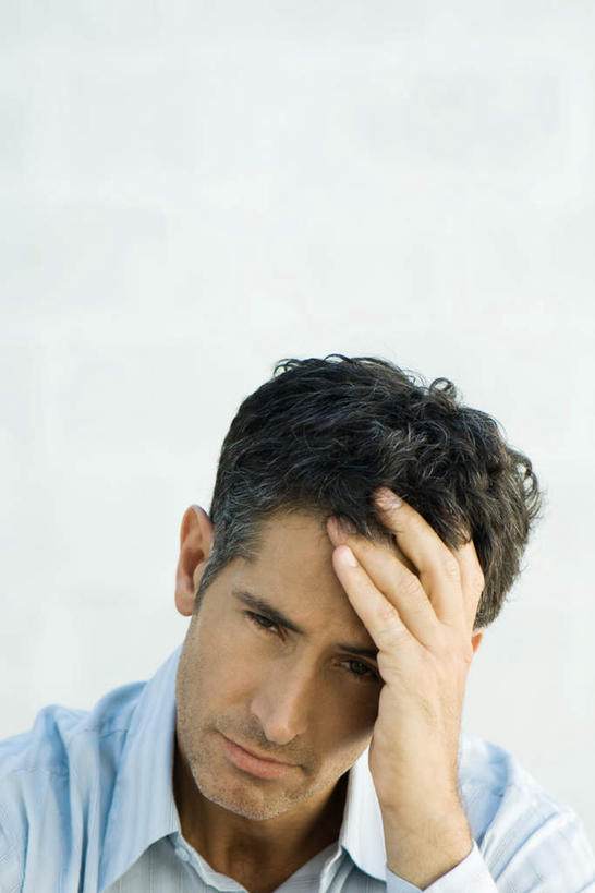 西方人,头发,一个人,竖图,室内,特写,白天,白色背景,正面,衬衫,欧洲,欧洲人,仅一个男性,仅一个人,仅一个中年男性,撑,阴影,影子,托头,注视,蓝色,黑色,低头,看,思考,摄影,影棚,撑着,忧愁,男人,男性,中年男性,白种人,半身,彩图,影棚拍摄,衬衣,拍摄