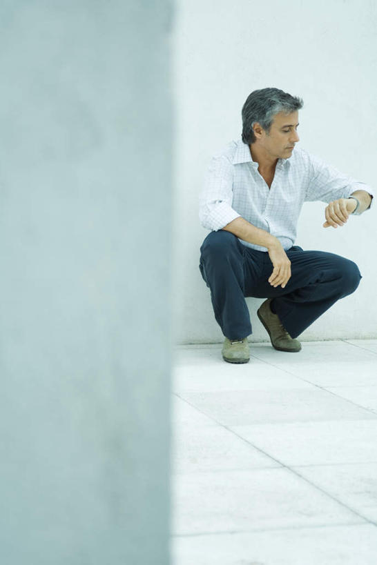 西方人,一个人,蹲,竖图,室内,白天,白色背景,正面,衬衫,欧洲,欧洲人,仅一个男性,仅一个人,仅一个中年男性,撑,瓷砖,地砖,手表,墙,地面,注视,墙壁,墙面,蓝色,低头,看,抬手,摄影,影棚,撑着,男人,男性,中年男性,白种人,蹲着,彩图,全身,影棚拍摄,衬衣,拍摄