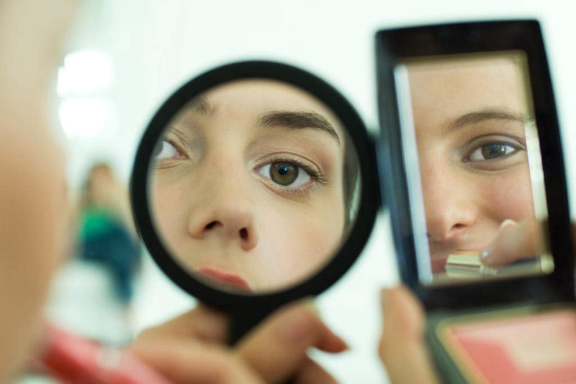 西方人,眼睛,两个人,伙伴,朋友,坐,笑,微笑,露齿笑,横图,室内,特写,白天,白色背景,正面,友谊,镜子,沙发,欧洲,欧洲人,朦胧,模糊,化妆盒,涂抹,口红,摄影,影棚,镜像,镜面,布艺沙发,友情,年轻女性,女人,女性,白种人,坐着,半身,彩图,影棚拍摄,拍摄