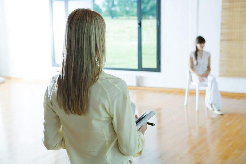 西方人,背部,两个人,伙伴,朋友,站,坐,笑,微笑,露齿笑,横图,室内,白天,正面,友谊,植物,窗户,窗帘,地板,书籍,欧洲,欧洲人,阴影,反射,影子,墙,竹帘,地面,注视,木地板,玻璃窗,墙壁,墙面,树,树木,绿色,自然,低头,看,站着,生长,成长,翻阅,心理治疗,团体治疗,友情,年轻女性,女人,女性,白种人,书,图书,坐着,半身,彩图