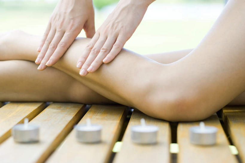 西方人,手,腿部,腿,两个人,按摩师,横图,室外,特写,白天,正面,按摩,蜡烛,欧洲,欧洲人,一排,火焰,木条,木头,烛光,燃烧,排列,点燃,趴着,四个,手部,队列,指压,年轻女性,女人,女性,白种人,技师,趴,半身,彩图,推拿