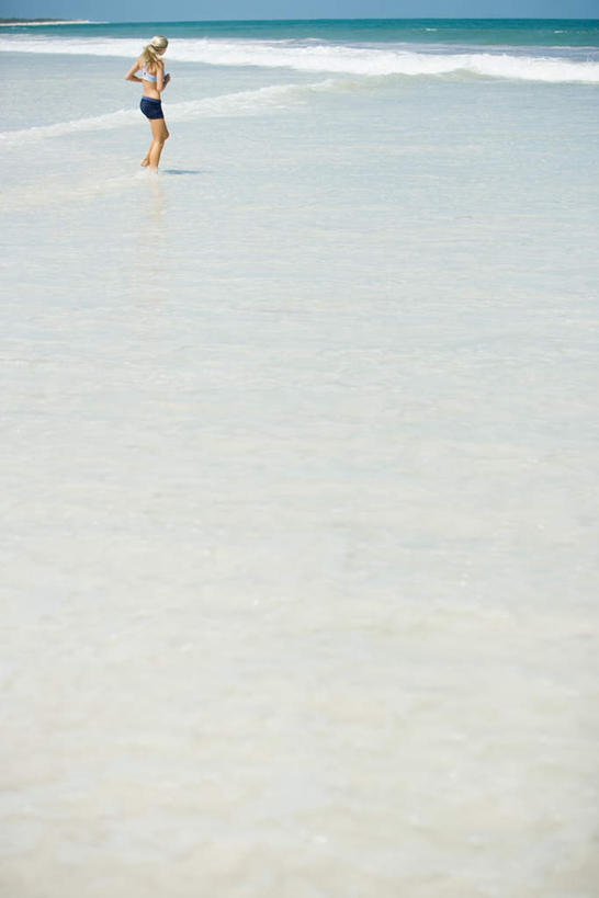 西方人,一个人,站,跑,竖图,俯视,室外,白天,锻炼,运动,海浪,海洋,沙滩,欧洲,欧洲人,仅一个年轻女性,仅一个女性,仅一个人,阴影,运动衣,光线,沙子,影子,海岸,浪花,云,云朵,沙地,衣服,白云,蓝天,天空,阳光,海水,天,站着,海景,体育,年轻女性,女人,女性,白种人,大海,风浪,海,海水的波动,海滩,近岸浪,涌浪,跑步,彩图,高角度拍摄,全身,健身